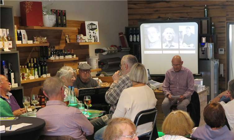 Volles Haus im WeinCabinet Briem bei der Lesung von Herbert Reichelt. Gemeinde Wachtberg/mm