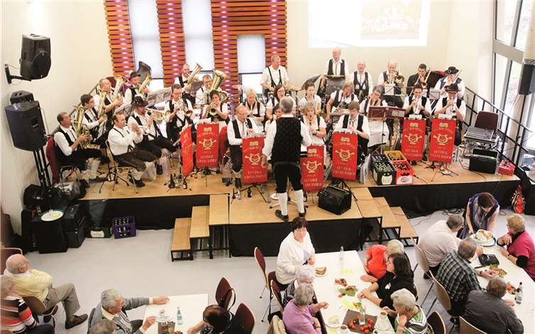 Volles Haus in Hümmel beim Tag der Blasmusik. Hier spielen die Lustigen Eifelländer. SES