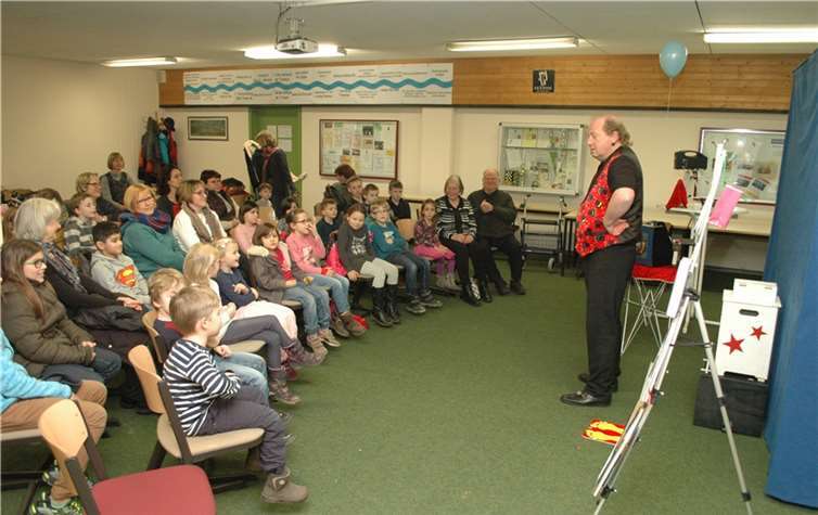 Volles Haus in der Stadtbibliothek beim Auftritt von Zauberer Bagatelli. BL