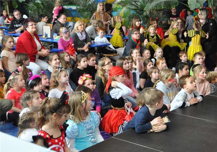 Volles Haus und beste Stimmung bei der Karnevalsparty im Mayener Tolli-Park.