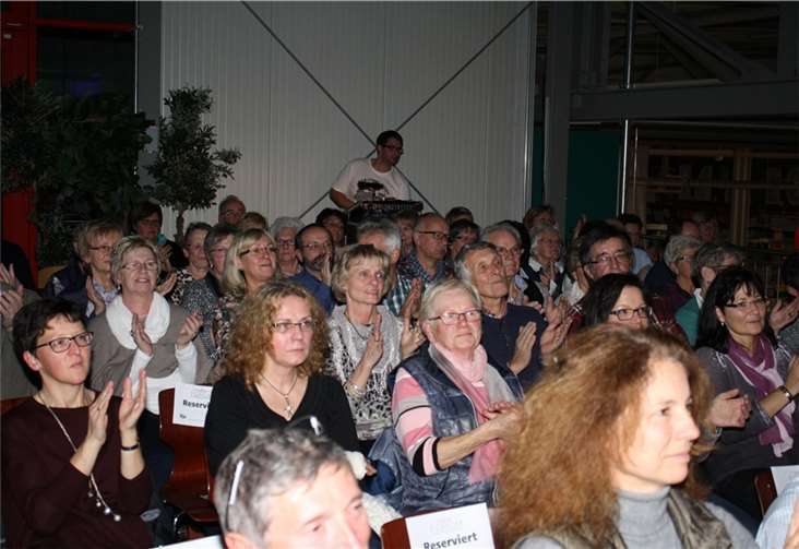 Volles Haus und ein begeistertes Publikum zum Auftakt des Benefiz-Events Kultur- + Genuss-Woche im Treis-Kardener Baumarkt.-te