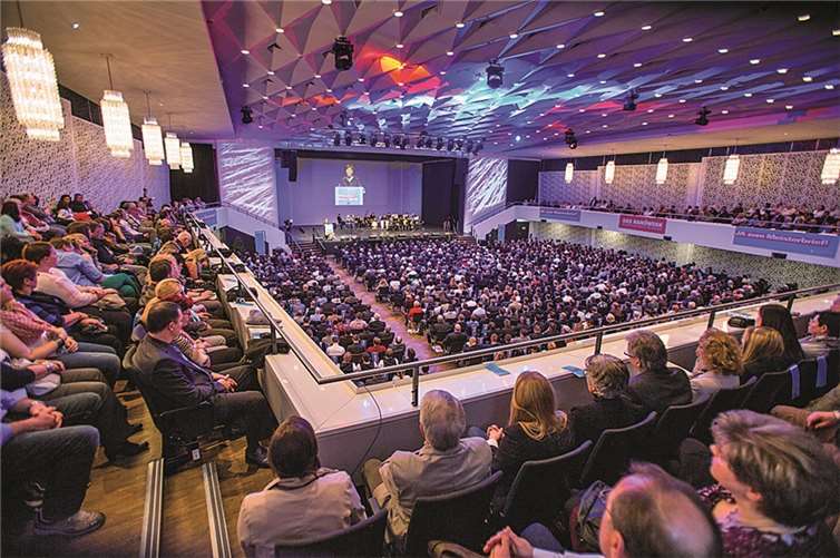 Volles Haus zur Meisterfeier der Handwerkskammer Koblenz: 1.800 Gäste erlebten in der Koblenzer Rhein-Mosel-Halle die festliche Übergabe von 621 Meisterbriefen.