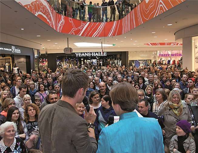 Volles Haus zur Verlosung des Hauptgewinns – Thore Schölermann und Center Managerin Kirsten Jackenkroll stimmen die Zuschauer ein.