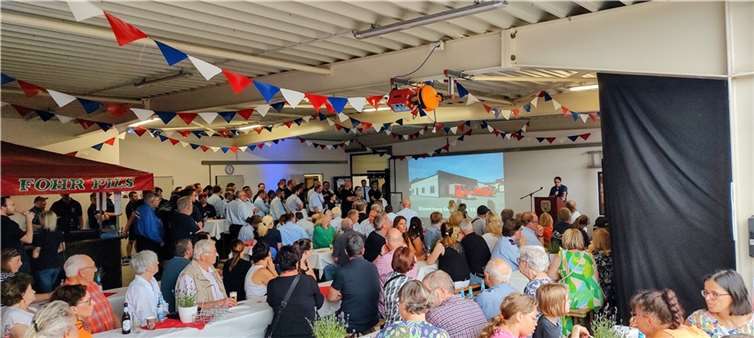 Volles Haus zur offiziellen Feierstunde mit Vertretern aus Politik, Kirche, Feuerwehr und Vereinen.