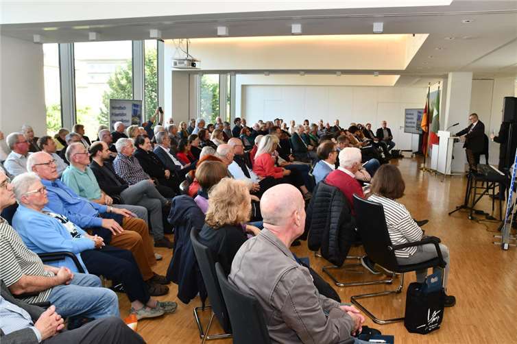 Volles (Kreis)Haus: Viele der Autoren wollten es sich nicht nehmen lassen, an der Präsentation ihres beliebten Gemeinschaftswerkes in der Kreisverwaltung teilzunehmen.