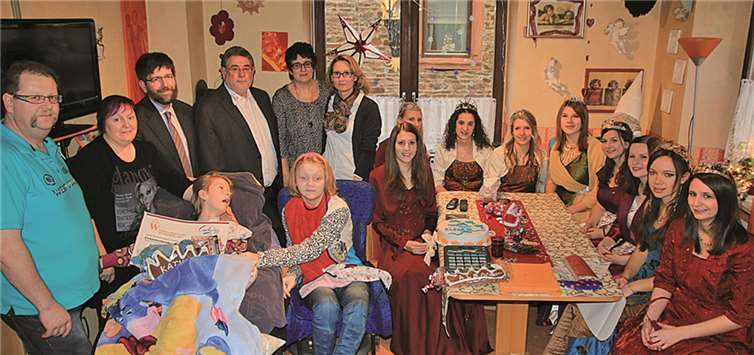 Volles Wohnzimmer bei der Familie Binzen: Katharina und Alena freuen sich sehr über die Spende, die von Stadtbürgermeister Wolfgang Lambertz, den Weinmajestäten und Achim Lohner überreicht wurde. Dennis Schauer.