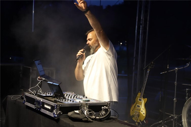 „Vollgas Party Mix“ mit „DJ Lollo“ heißt es am Freitagabend.