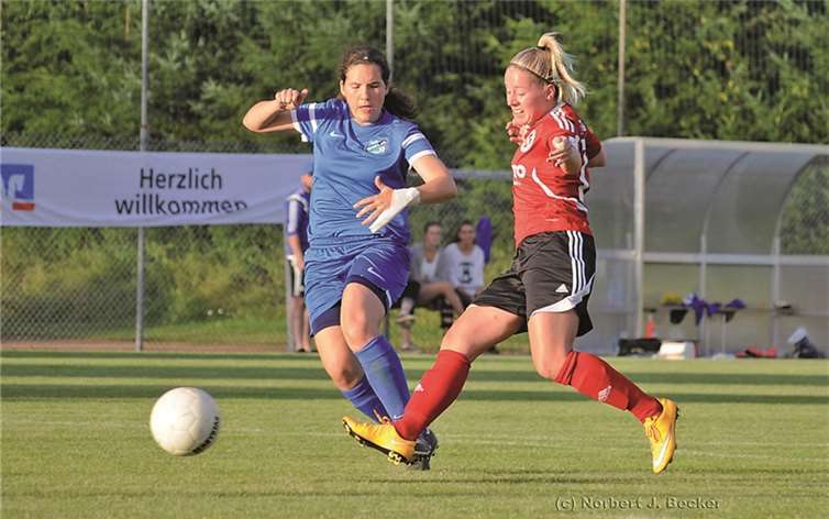 Vollgas am Ball: Carolin Mooren (rotes Trikot). Norbert J. Becker