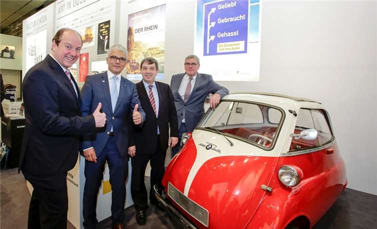 Vollgas voraus (von links): Udo Schäfer, Ashok Sridharan, Prof. Dr. Hans-Walter Hütter (Stiftung Haus der Geschichte) und Sebastian Schuster.