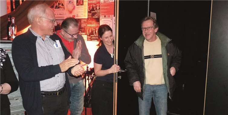 Vollkommen sprachlos zeigte Ernst Adams sich, als er von zahlreichen Überraschungsgästen im Backstage-Bereich der Laacher See-Halle empfangen wurde. Fotos: FRE