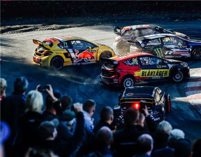 Vollkontakt-Motorsport vor den Augen begeisterter Zuschauer: Die voller Vorfreude erwartete Premiere der FIA World Rallycross Championship am Nürburgring fällt trotz Ausweichtermin der Corona-Pandemie zum Opfer. Dennoch schauen die Verantwortlichen dank erprobter Konzepte zuversichtlich auf 2021. Foto: FIAWORLDRALLYCROSS.COM/Tom Banks