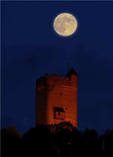 Vollmond über Burg Olbrück. Albert Dietz