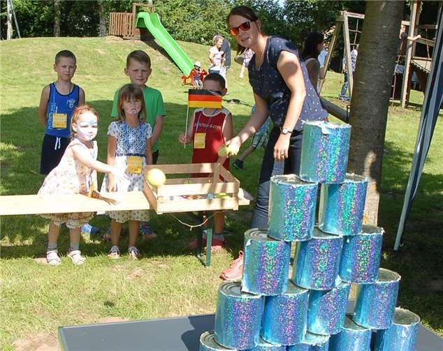 Raiffeisens Motto wurde beim Dorffest lebendig  Volltreffer! Das Dosenwerfen ist früherwie heute eins der beliebtesten Spiele bei Kindern.