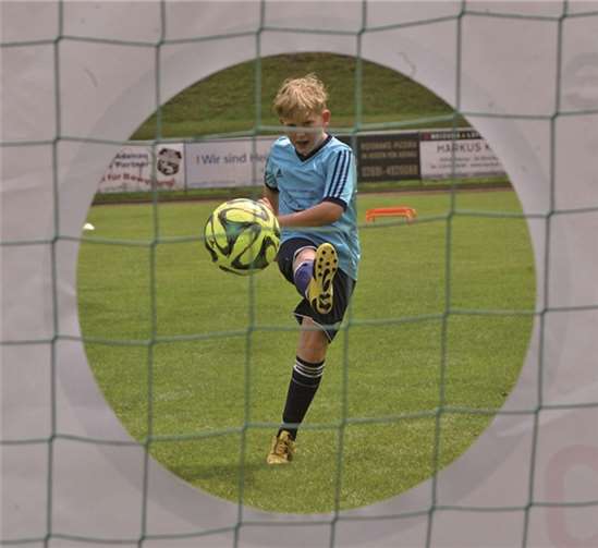 Volltreffer im Jugendcamp: Auch an der Torwand konnten die Kinder ihr Können unter Beweis stellen.