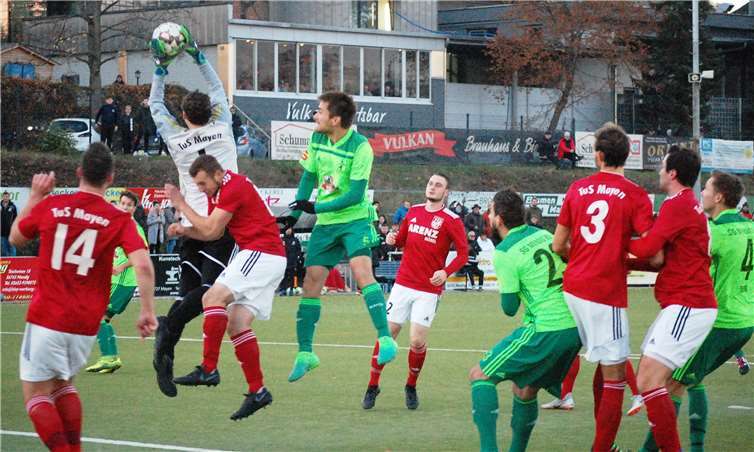 Vollversammlung im Mayener Strafraum: TuS-Torhüter Kevin Michel fängt den Ball vor (v.l.) Tim Krechel, Manuel Oster, Kodai Stalph, Sebastian Fischer, Florian Schlich, Tim Schneider, Marcel Löhr und Marcel Berg ab.-SK-