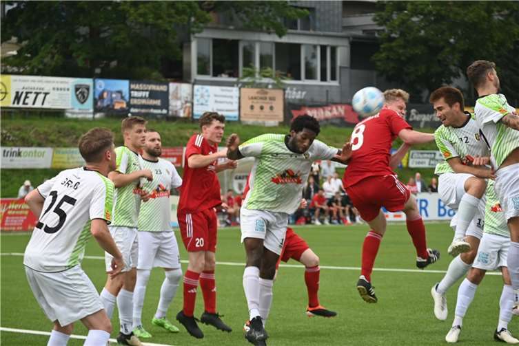 Vollversammlung im Mendiger Strafraum.  Foto: SK