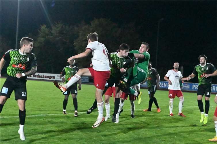 Vollversammlung im Strafraum der SG Maifeld: Tim Montermann (links) sollte wenige Minuten später das Tor des Tages für die SG Eintracht Mendig erzielen.  Foto: SK