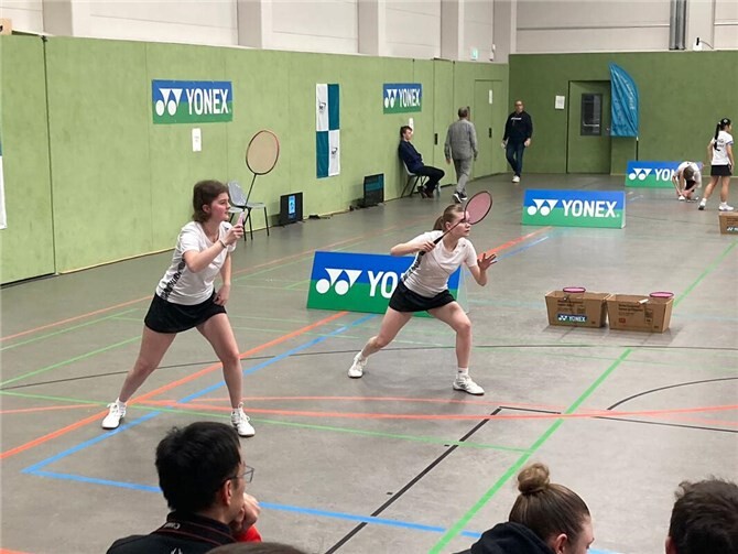 Vom 12. bis 14.12.2025 vertraten Jolina Saftig und Christina Dahl die DJK Plaidt bei der Deutschen Badminton Meisterschaft U19 im sächsischen Hoyerswerda. Foto: privat