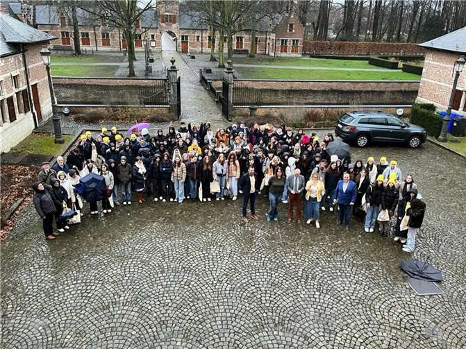 Vom 21. bis 23. Februar waren über 40 Schülerinnen und Schüler der 9. Klassen des Bertha-von-Suttner-Gymnasiums, begleitet von den Englisch-Fachlehrkräften Uta Göring und Diane Marx sowie den weiteren Lehrkräften Dr. Stefan Fischer und Dr. Falko Klaes, zu Gast in Gastfamilien in Ekeren. Foto: privat