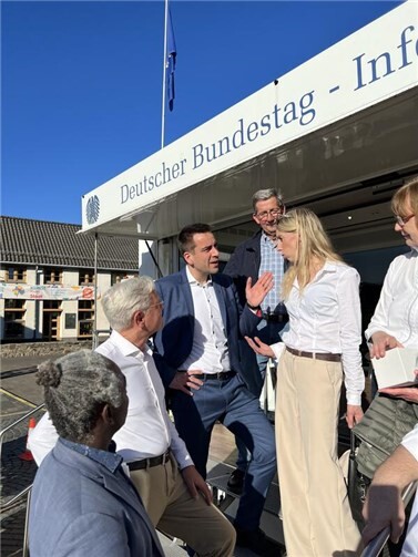Vom 6. bis 8. April 2026 machte das Infomobil des Deutschen Bundestages Station auf dem Himmeroder Wall in Rheinbach. Foto: Stadt Rheinbach