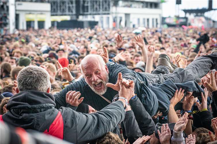 Vom 6. bis 8. Juni findet die Jubiläumsausgabe des Rockfestivals „Rock am Ring“ an der legendären Rennstrecke in der Eifel statt. Foto: Axel Live Pictures