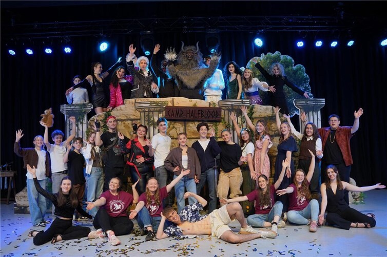Vom 8. bis 10. November begeisterten die „Charakteure“, die Darstellerinnen und Darsteller der Pellenz Musical School ab 16 Jahren, in Saffig mit dem Musical „Percy Jackson – Diebe im Olymp“. Foto: privat