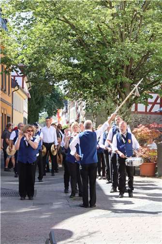 Vom 9. bis 12. August ist wieder St. Laurentius Kirmes in Oberwinter. Am Samstag findet unter anderem der Festzug unter Mitwirkung des Tambourcorps Oberwinter statt.  Foto: Privat / Archiv JGV Oberwinter