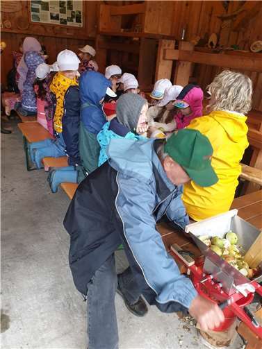 Vom Apfel zum Saft: Wie die AG „Naturschutz“ Dürrholz Kindern Natur näher bringt. Quelle: VG Puderbach