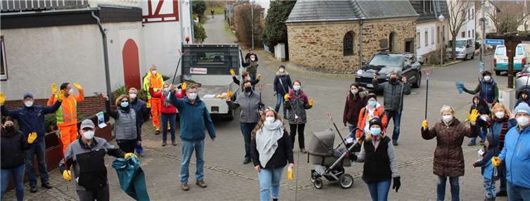 Vom Bachemer Backes aus zogen die „Müllsammler“ in Zweierteams durch den Ort. Foto: DU