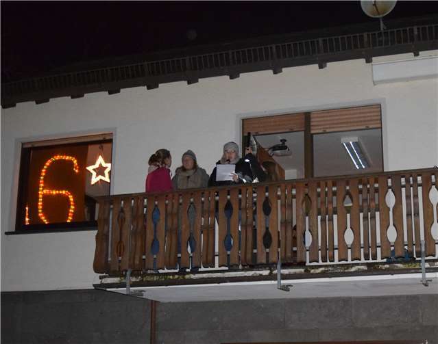 Vom Balkon wurden Weihnachtsstücke vorgetragen.