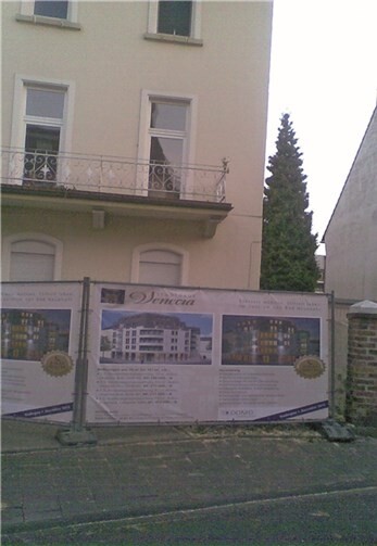 Vom Bauschild aufmerksam gemacht, haben Die Grünen am Vortag der umstrittenen Baumfällaktion in der Weststraße Fotos von der schon am nächsten Tag gefällten Kastanie gemacht. privat