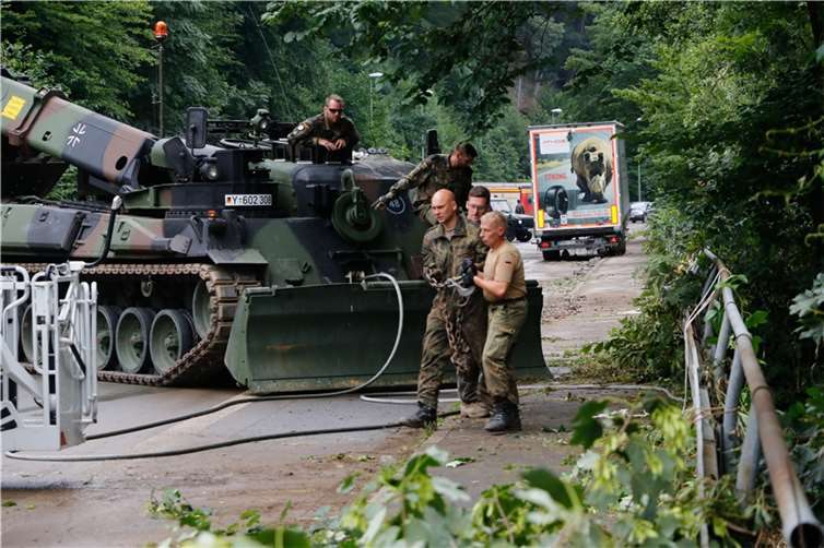 Vom Bergepanzer, über Lastwagen bis hin zu Hubschrauber – die Bundeswehr unterstützt auf Anforderung der Landekreise mit Personal und Gerät. Foto: (c) Bundeswehr/Preloznik