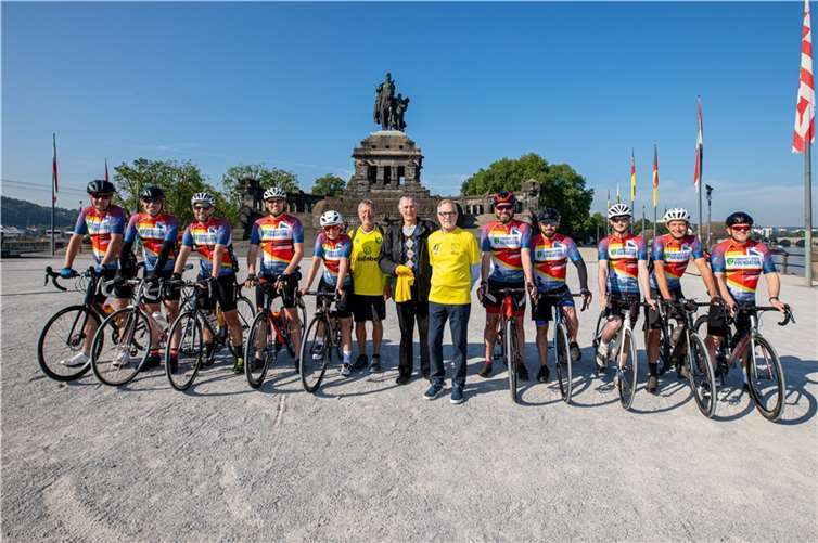 Vom Deutschen Eck aus startete die viertägige Spendenradtour ins britische Norwich, der Partnerstadt von Koblenz.  Foto: Stadt Koblenz/Egenolf