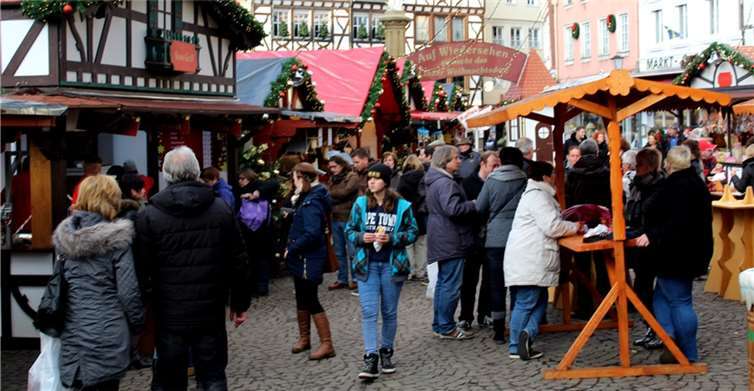 Vom Eingangstor an der Mariensäule strömten die Besucher auf den Weihnachtsmarkt. DL