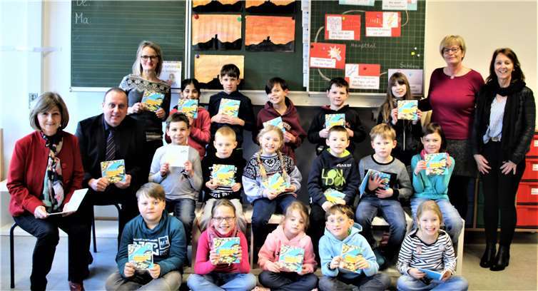 Vom Erfolg des Projekts überzeugten sich Johannes Bell, Bürgermeister der Verbandsgemeinde Brohltal, und Ingrid Strohe (Landfrauenkreisvorsitzende) beim Besuch in der Regenbogenschule in Schalkenbach.privat