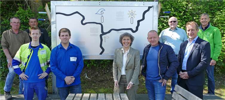 Vom Ergebnis überzeugten sich: Michael Dötsch, Kommunalbetreuer von innogy; Maximilian Mumm, Bürgermeister der Verbandsgemeinde Maifeld; Fred Strässer, ehemaliger Personalleiter der Westnetz; Gerd Klasen, Stadtbürgermeister von Polch; Beatrix Ziegler, Kommunalbetreuerin von innogy; Martin Schmidt, Ausbilder des Aus- und Weiterbildungszentrums Rauschermühle; Steven Siemens, Auszubildender bei Westnetz sowie zwei Mitarbeiter des städtischen Bauhofs (v. re.).Foto: privat