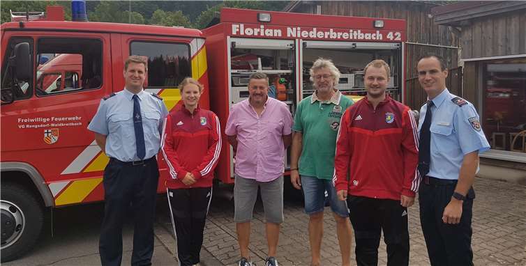 Vom Erlös des Weihnachtsbaumverkaufs von 2018 wurden neue Trainingsanzüge für die Feuerwehr Niederbreitbach/Datzeroth finanziert.Foto: privat
