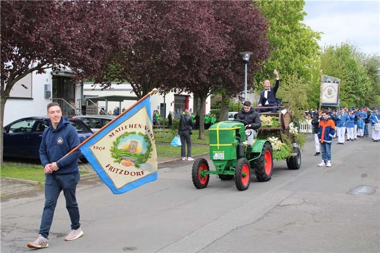 Vom Festplatz aus setzte sich der Festumzug samt Maikönig Till Schubert in Bewegung, um Maikönigin Anna Beissel abzuholen. Fotos: DU
