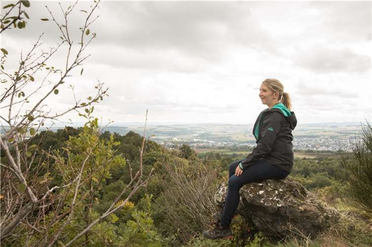 Vom Gipfel des Vulkans tolle Aussichten genießen - wir hier vom Ettringer Bellerberg. Foto: Martin Christ