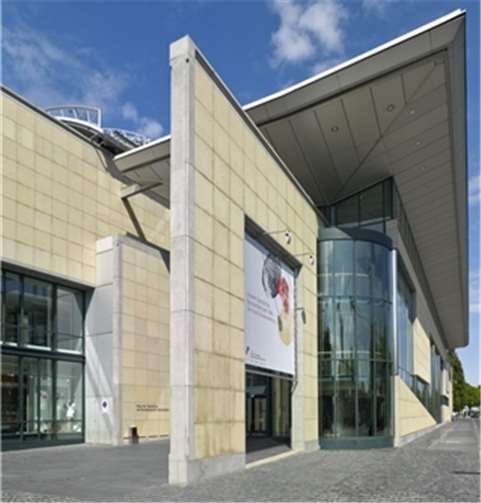 Vom Haupteingang gelangt man in das Foyer des Museums. Foto: Stiftung Haus der Geschichte/Axel Thünker