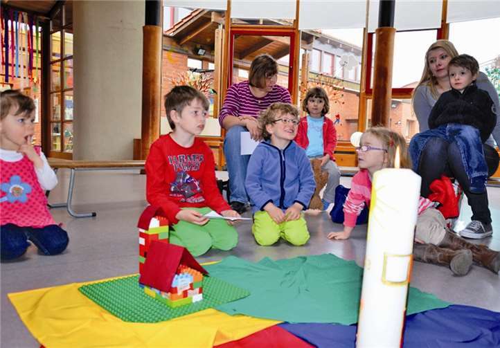 Vom Haus über die Kirche zur Gemeinde verfolgten die Kinder die vorgetragene Geschichte. privat