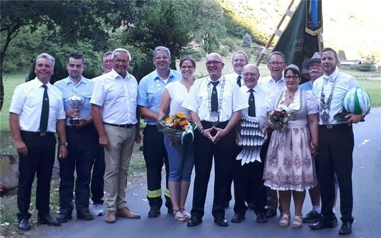 Vom Heavy Metal-Gruß bis zur staatstragenden Geste – SchützenkönigMartin Durst scheint auch ein Meister des Balanceakts zu sein. Das sorgtunter anderem auch bei Landrat Achim Hallerbach, MdB Erwin Rüddel,Bürgermeister Martin Lerbs und Brudermeister Thomas Over für erhellende Stimmung.  privat