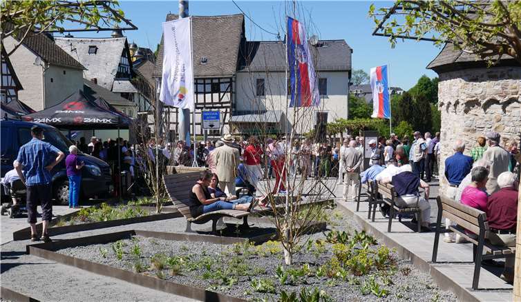 Vom Hinterhof-Flair zum lebendigen Treffpunkt: Der neu gestaltete Platz mitdem Namen „Karoline-Kahn-Platz“ überzeugt durch seinen freundlichen Charakter.