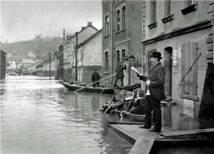Imposante Bilder vom Rhein Vom Hochwasser umgeben: Ausrufer in Kripp. Fotos: Baptist Schneider