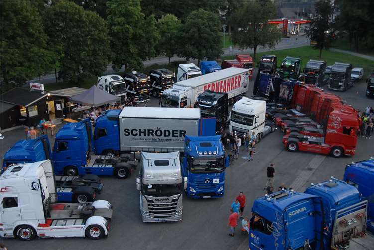 Vom Hubwagen aus hatte man einen schönen Überblick auf die ordentlich präsentierten „Brummis“ auf dem Dierdorfer Schwimmbadparkplatz.