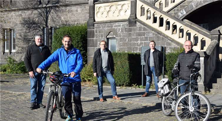Vom Kaiserbahnhof in Niedermendig aus soll die Radwegeführung zum oberen Stadtteil und wieder zurück als Rundweg ausgeschildert werden. Auf Initiative der CDU hat der Arbeitskreis „Stadtentwicklung“ diesen Plan ausgearbeitet. V. li. Achim Grün, 1. Beigeordneter der Stadt Mendig; Stefan Schneider, CDU-Vorsitzender; Joachim Plitzko, CDU-Fraktionsvorsitzender; Olaf Waldecker und Ernst Einig, beide Mitglied im Stadtrat und im Arbeitskreis. Foto: CDU Mendig