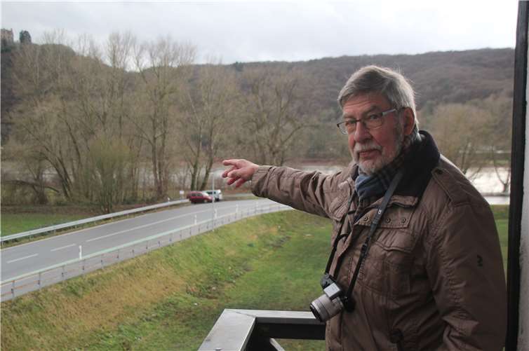 Vom Limes-Turm Nr. 1 aus zeigt Manfred (Limes-)Müller auf die gegenüberliegende Vinxtbachmündung. Dass der erste Limes-Turm hier steht, ist seiner Meinung nach kein Zufall, sondern unterstreicht die Bedeutung der römischen Provinzgrenze in Bad Breisig.