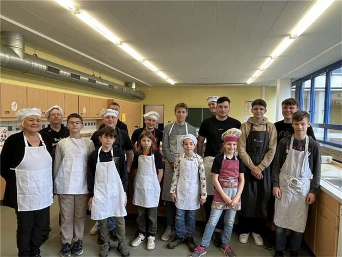Vom Löschschlauch zur Kochlöffel: Jugendfeuerwehr Remagen begeistert mit Kochkünsten. Foto: Dieter Ferres