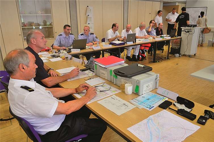 Vom Logistikzentrum im Mallendarer Berufsbildungswerk wurde der Einsatz mit VG Bürgermeister Fred Pretz (zweiter von links) an der Spitze geleitet. Fotos: -HEP