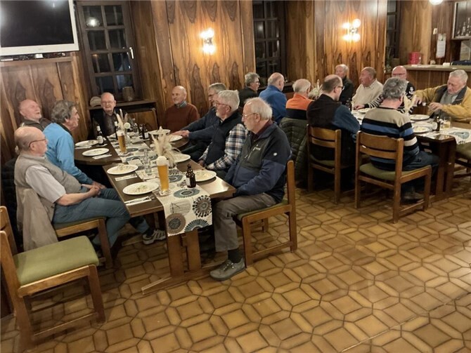 Vom Männerchor der Chorgemeinschaft Nickenich waren die aktiven Sänger wieder traditionell am 1. Probentag nach den Karnevalstagen zum Heringsessen in das Pfarrzentrum in Nickenich geladen. Foto: privat